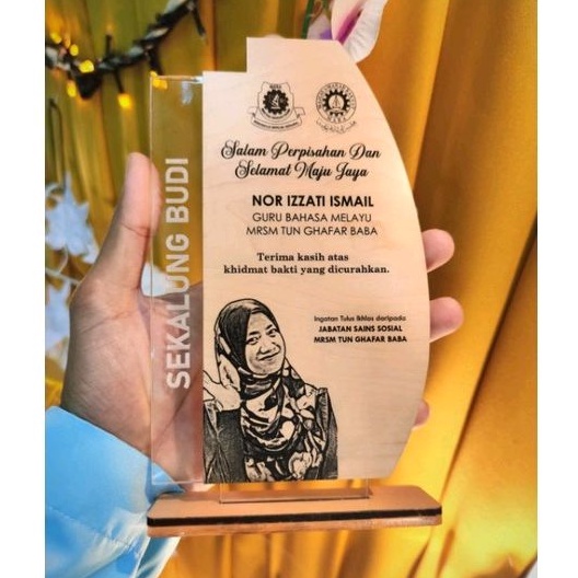 Hadiah / cenderahati ukiran gambar unik atas playwood berkualiti