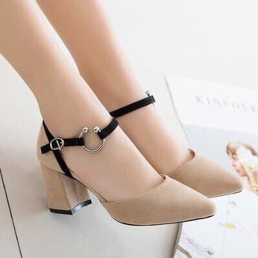 Với một thiết kế đơn giản nhưng không kém phần sang trọng và thanh lịch, Simple Square Heel sẽ khiến bạn trở nên xinh đẹp và tinh tế hơn bao giờ hết. Những chi tiết tinh tế và chất liệu cao cấp sẽ khiến bạn yêu thích sự hoàn hảo của đôi giày này.