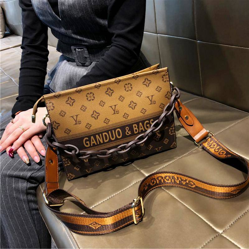 High quality bag Hong Kong New Messenger Bag Women's Texture Chain