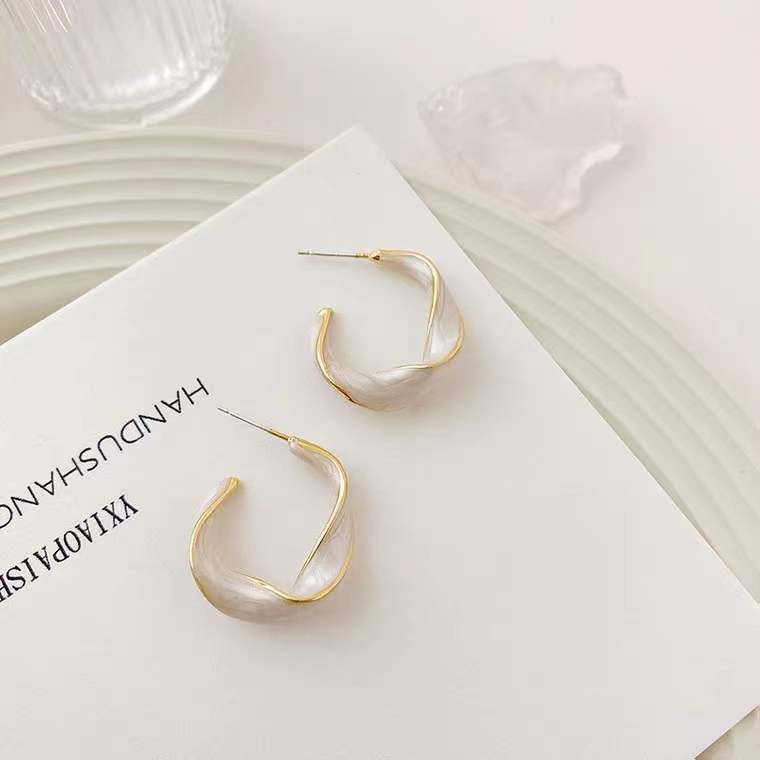 Korean French Irregular Spiral Cream White Earrings Female New Style S925 Silver Needle Niche Design Simple