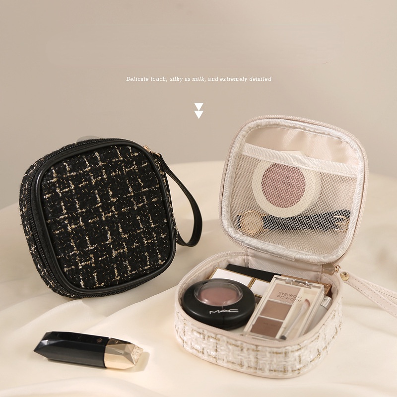 A small fragrant air vent red envelope, a light luxury and large capacity portable travel makeup bag.