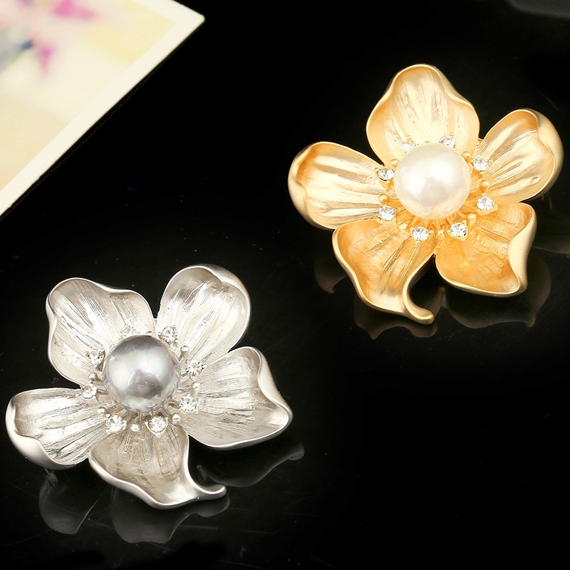 Fashion Vintage Alloy Matte Flowers Pearl Brooch Corsage Elegant Gold Color Plant Jewelry Unisex Suit Accessories Badges Pins Lady Gifts