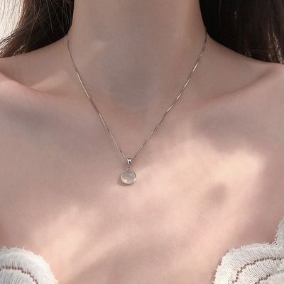 White chalcedony round pendant necklace female niche design clavicle chain light luxury temperament high-end sense net red cold style 2023 new style does not fade