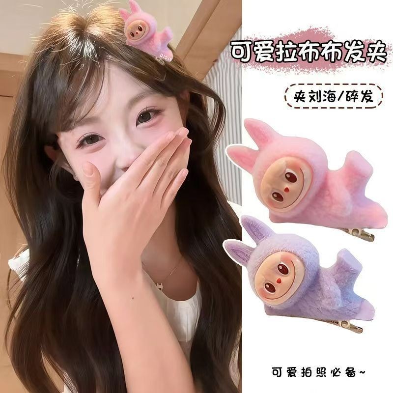 促销labubu发夹拉布布小公仔躺姿发夹可爱少女心侧边刘海夹卡通发饰女Labubu hair clip and cloth doll lying down