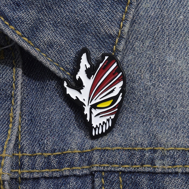 Japanese Anime Death Mask Luminous Brooch Kurosaki Ichigo Virtual Metal Badge Fan School Bag Decoration Pin