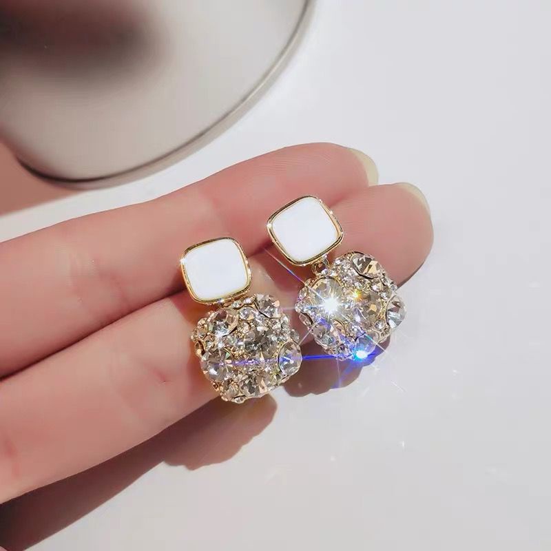 High-end Retro Earrings Female Influencer Round Face Hot-selling Earrings Female Students Korean Version Simple Temperament