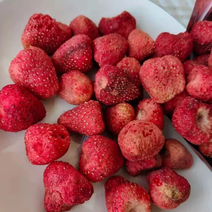 ELIF DRIED FRUITS Freeze Dried Whole Strawberry Diced Crisp Strawberry Kering Utuh Krisp -v1