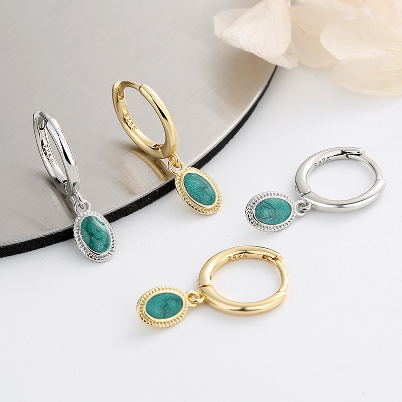 The new stud earrings are light luxury, starry green enamel, hand-dripping oval earrings, and stylish