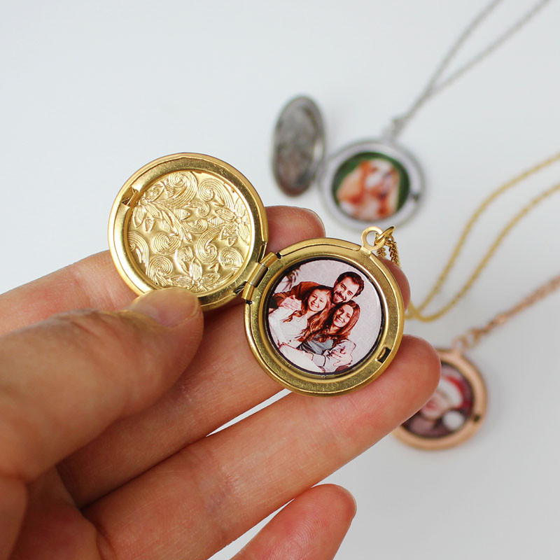 Personalized Picture Necklace for Men Women Stainless Steel Necklace with Picture Vintage Fashion Locket Necklace Photo Picture Locket Necklace Circular Gold Necklace for Men Wome