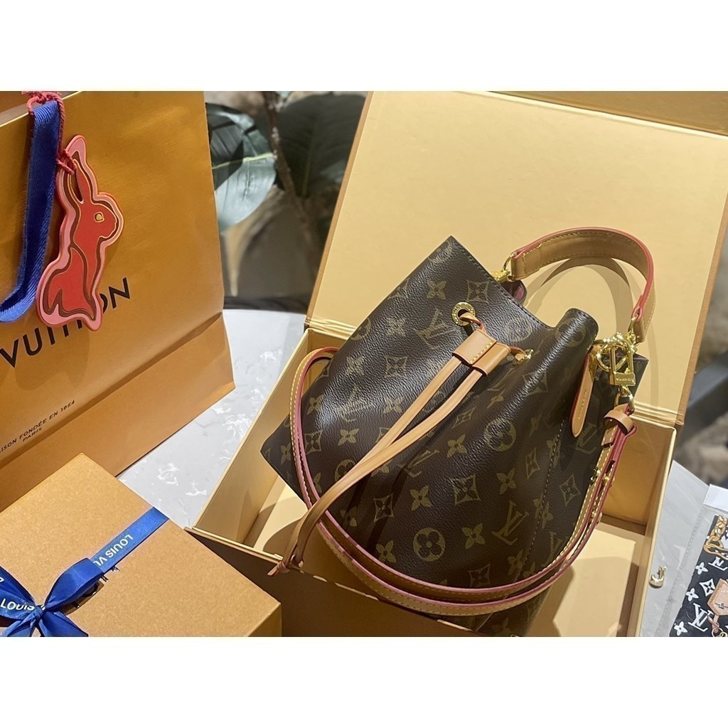 H I G Q U A L T Y * v b e g Foldable Gift Box Cowhide Silk Scarf n o Bucket Bag S i z: 2 0 c m