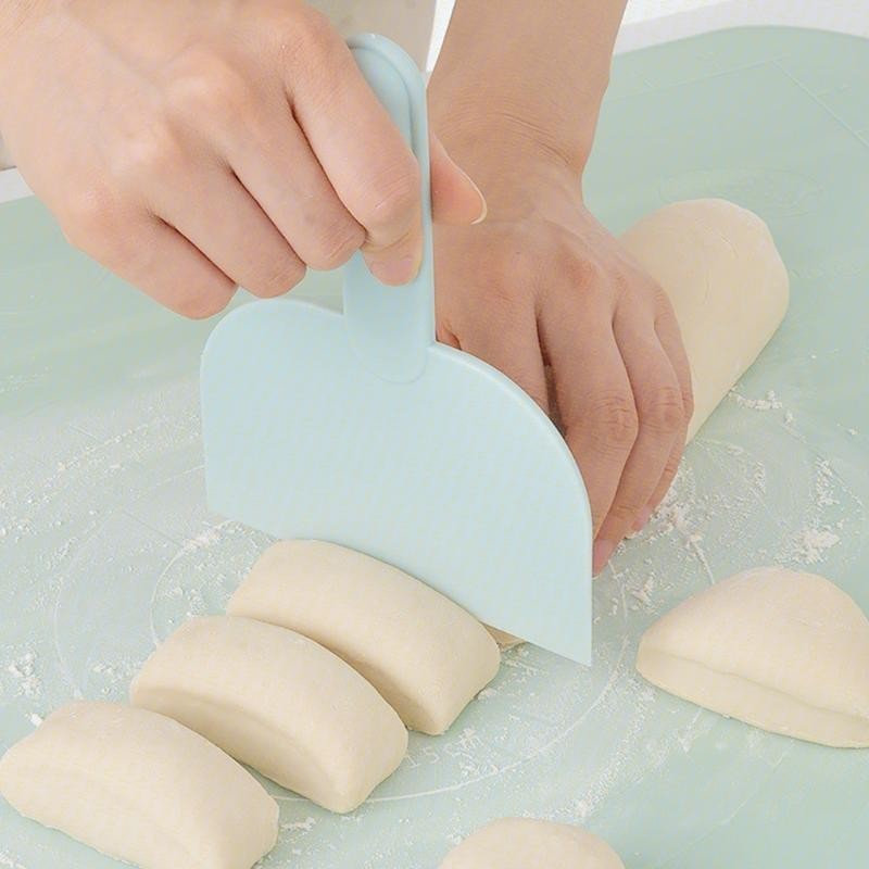 Petrichor Plastic Cream Spatula Bread for Bench Scraper Kitchen Baking Tools Flexible Dough Cutter for Pizza Fondant Pas