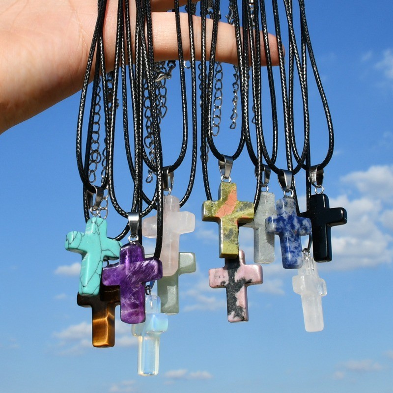 Simple European and American Crystal Agate Cross Necklace for Girls, New Versatile and Niche Turquoise Pendant, Sweater Chain, Gift Accessory