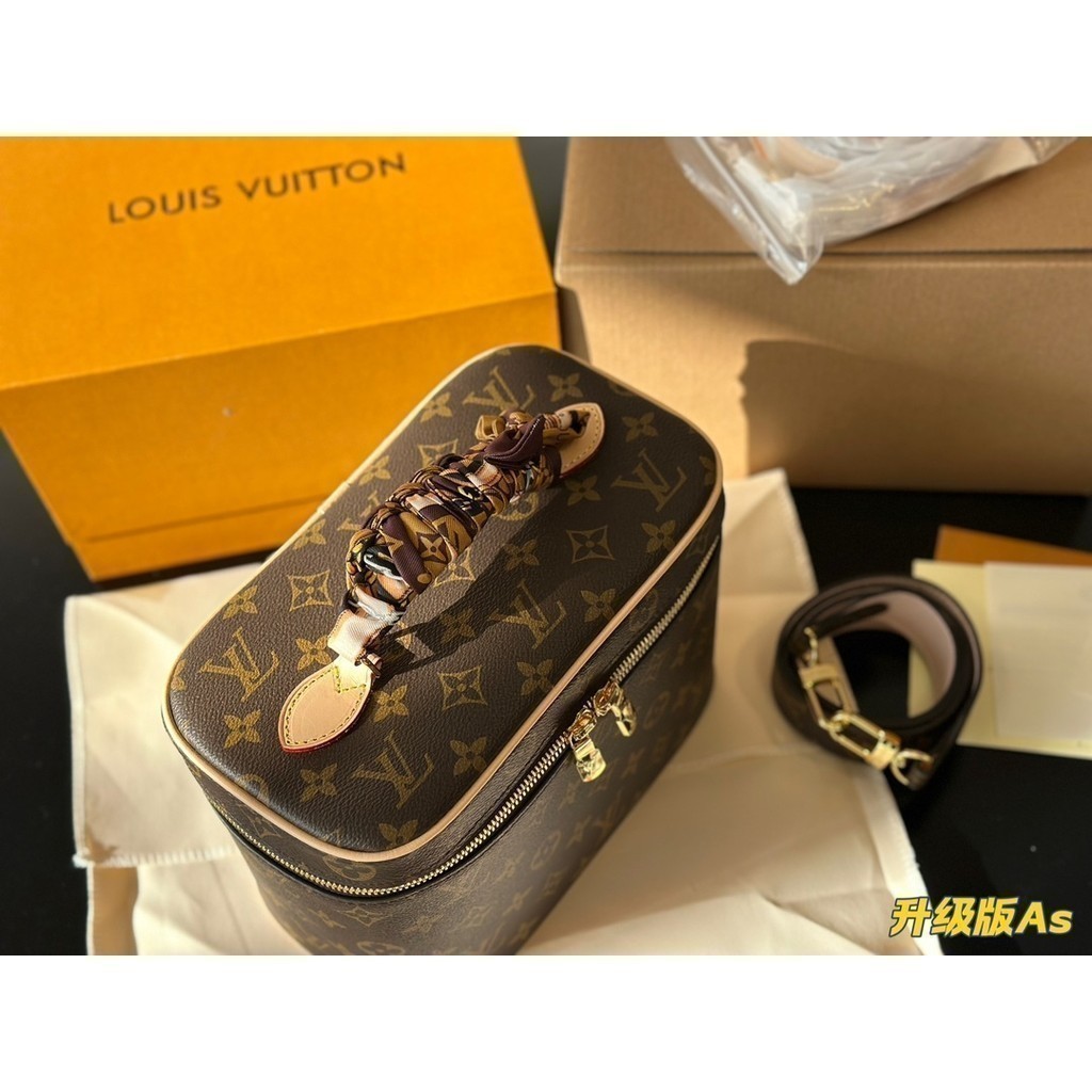 H I G Q U A L T Y * v b e g 
 〰〰 ️ Cosmetic Bag Two Pieces Configuration Size 2 4 1 7 c m