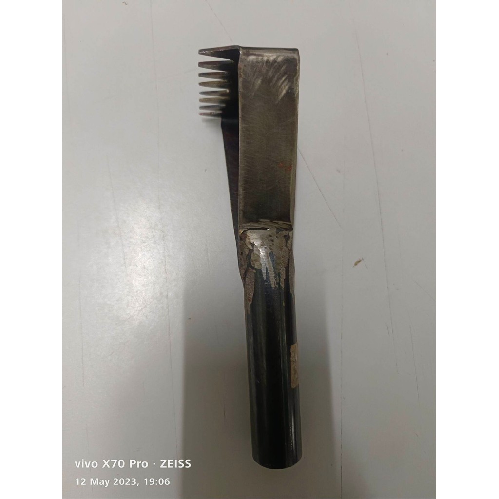 Cakar kulit pokok durian