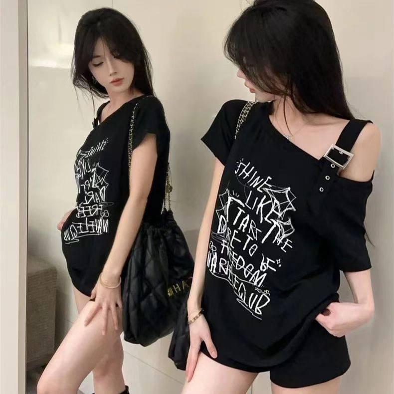 塗鴉 印花 斜肩 甜酷 上衣女韓版 ins 潮 Korean alphabet top women's Korean version ins  tide 设计露肩短袖T恤夏季新款别致韩版字母涂鸦印花斜肩甜酷上衣  Design Off-the-Shoulder Short-Sleeved T-Shirt Summer New Style Chic Korean Version Letter Gra