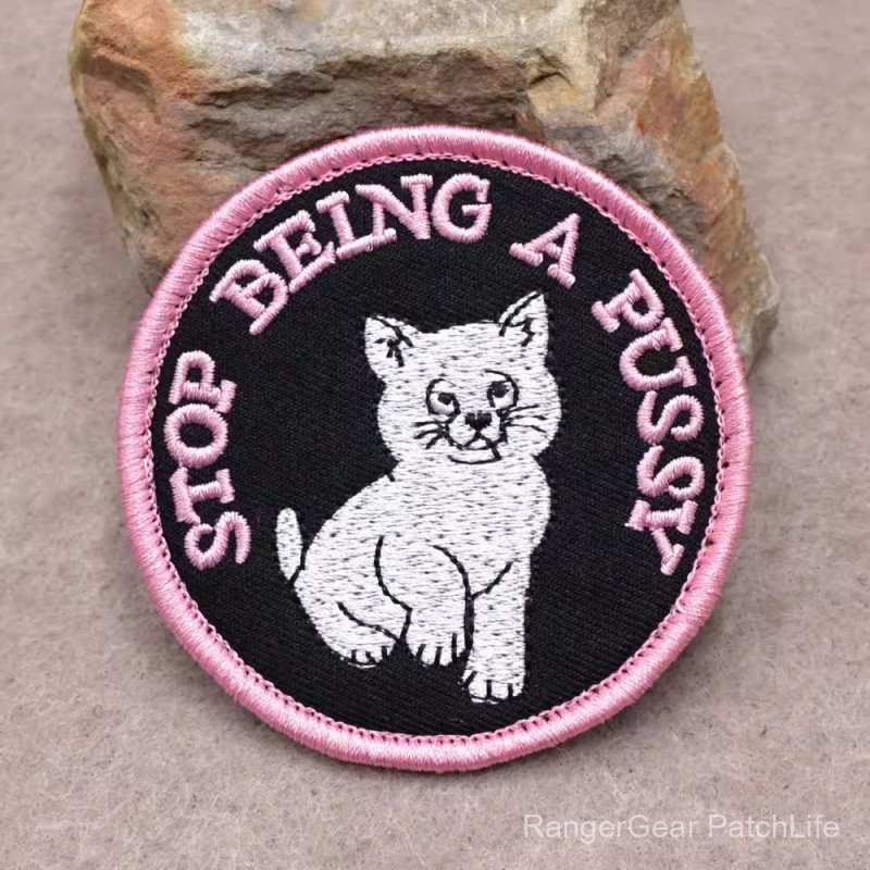 “Jangan jadi pengecut” tampalan sulam kucing putih comel, lencana moral bertekstur lucu anak kucing kartun, tampalan hiasan DIY yang boleh ditanggalkan untuk beg galas dan jaket luar.