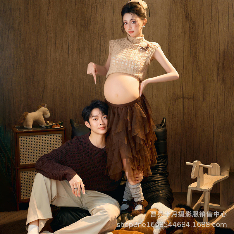 Photo Studio Clothing for Pregnant Women - Stylish Outfits for Couple Photoshoots 60207
