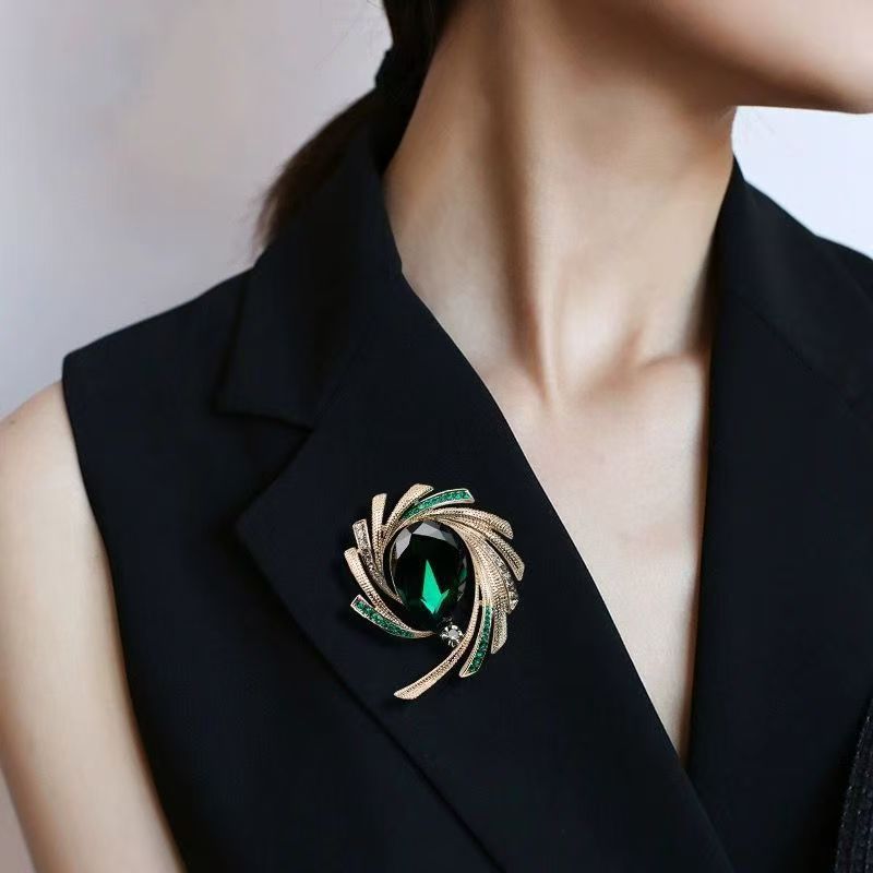 New Green Rotating Crystal Corsage European American Temperament Light Luxury All-Match Sweater Brooch Anti-glare Pin Wholesale 新款绿色旋转水晶胸花欧美气质轻奢华百搭毛衣胸针防走光别针批发