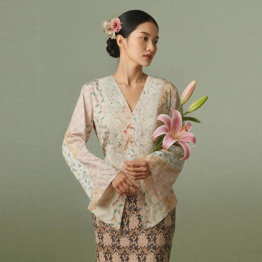 Amyenjoylife Women's Printed Nyonya Kebaya Dress with Lace Patches