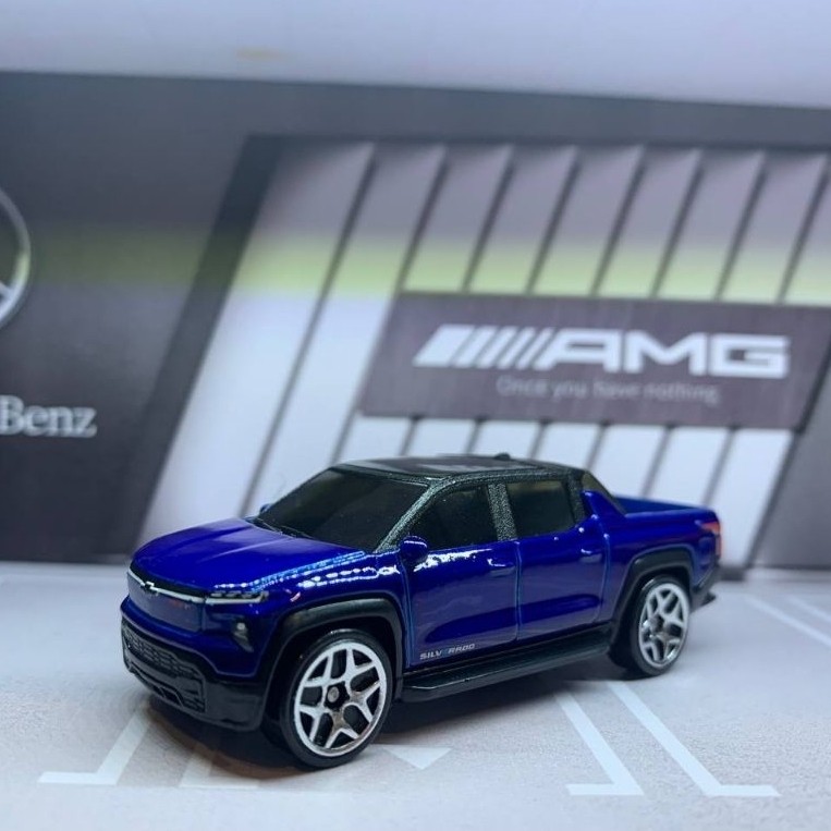 HOTWHEELS SILVERADO EV RST BLUE (REFER GAMBAR)