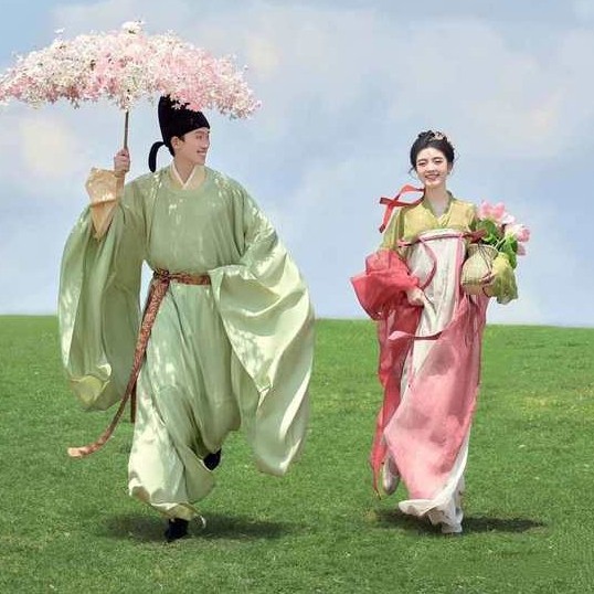 Couple's Hanfu Outfit - Round-neck Robe & Breast-length Skirt | Perfect for Spring Photoshoots and Travel