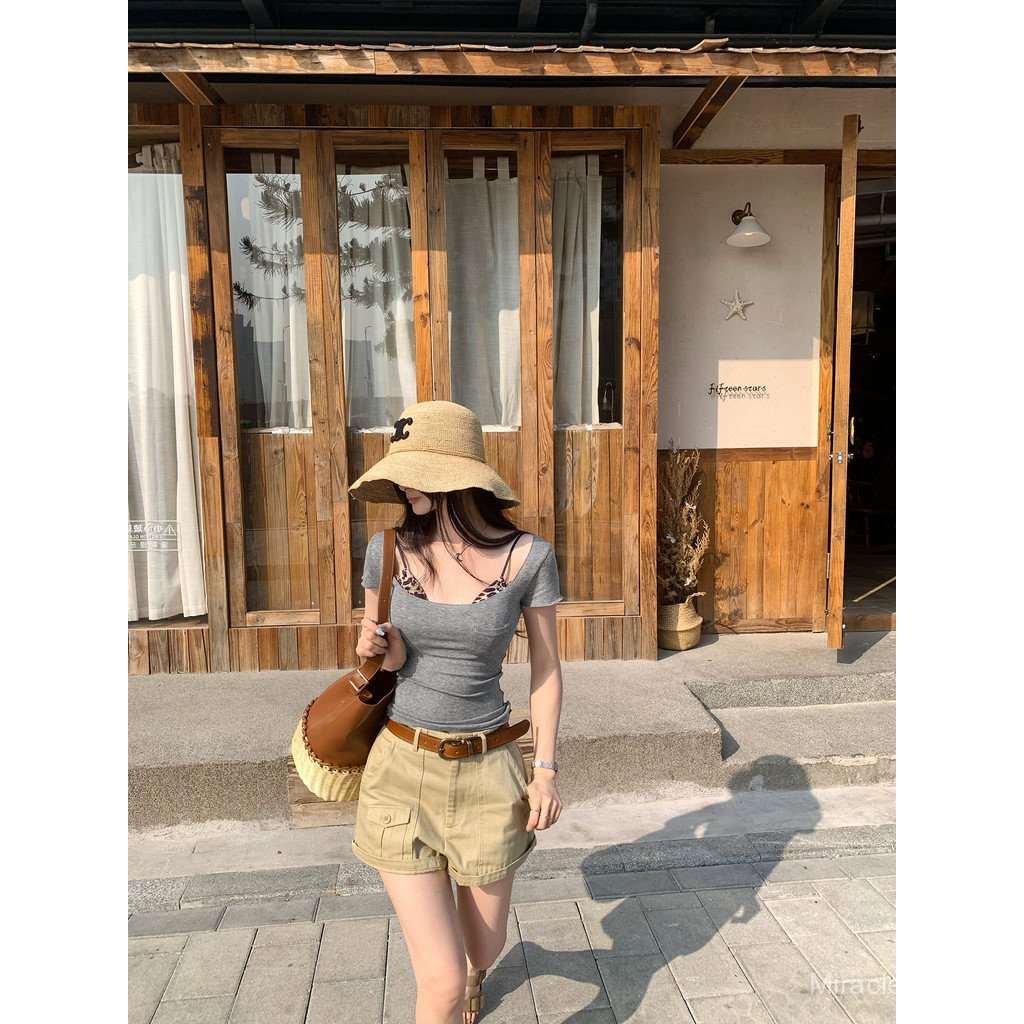 t shirt crop topGambar sebenar seorang gadis seksi dan menawan dalam T-shirt bulu berlengan pendek dengan potongan slim-fit dan leher U yang dalam, pakaian wanita musim panas yang baru dan popular.baju raya blouse women baju t shirt perempuan