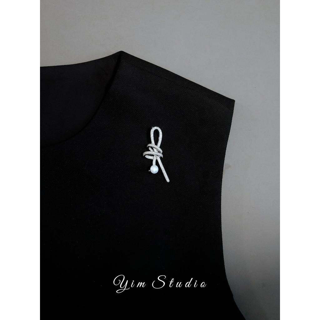 YimStudio 法式时尚优雅简约淡水珍珠绳结胸针小众设计感西装配饰YimStudio French fashion excellentyudk88.my