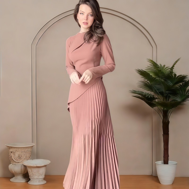 Lihatlah model baharu 2026! Gaun lengan panjang berbahan ice-feel yang berlipat ini memberikan kesan langsing dan menyembunyikan bahagian perut. Gaun pullover sepanjang buku lali ini berwarna solid, elegan dan feminin. Gaun asas wanita Muslim yang sesuai