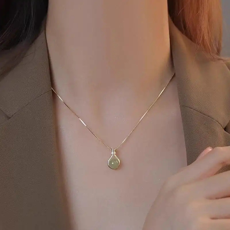 Rantai leher beg bertuah klasik dan serbaguna ini sesuai dengan pelbagai gaya dan merupakan hadiah sempurna untuk saudara perempuan, teman wanita, atau mana-mana rakan wanita lain.