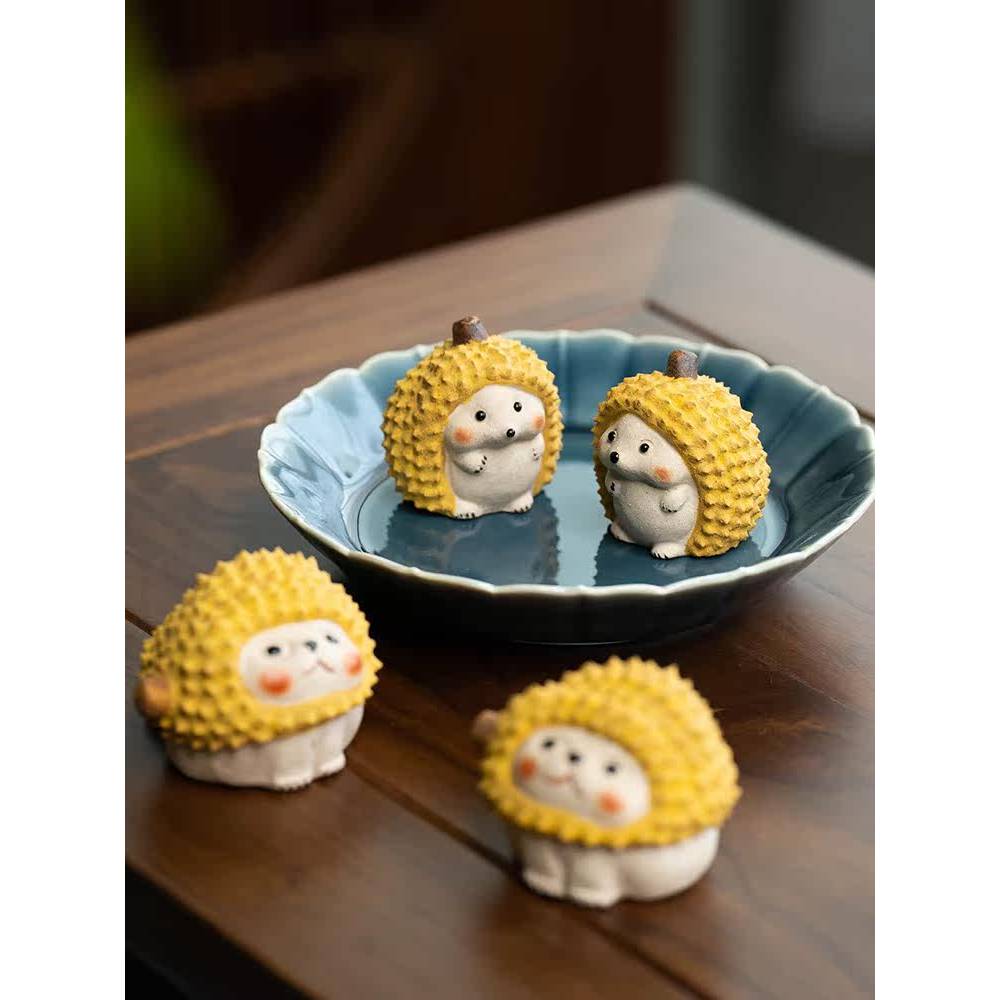 Handmade durian cat ornaments, hedgehog tea toys, adorable tea ceremony set accessories.
