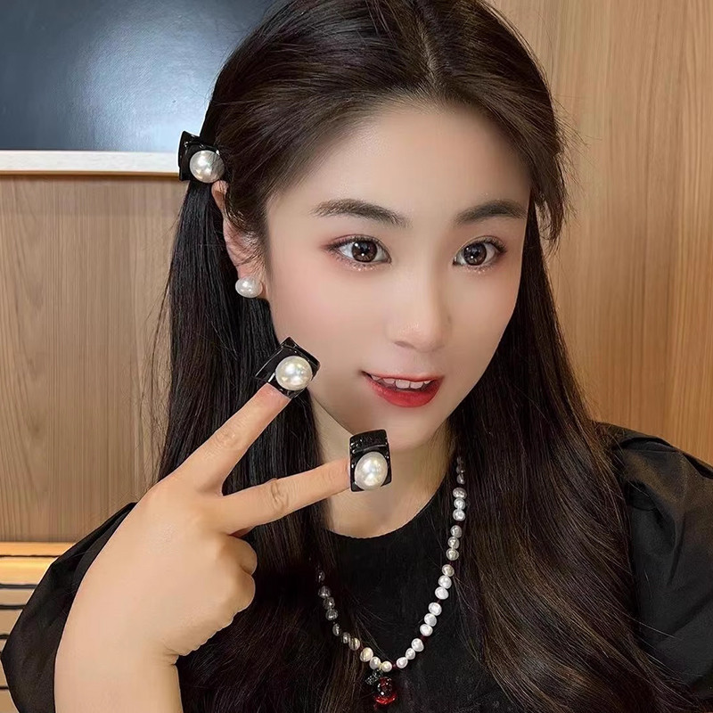 Classic style with pearls mini hairpin bangs hairpin for women. French hair clip creates a gentle space