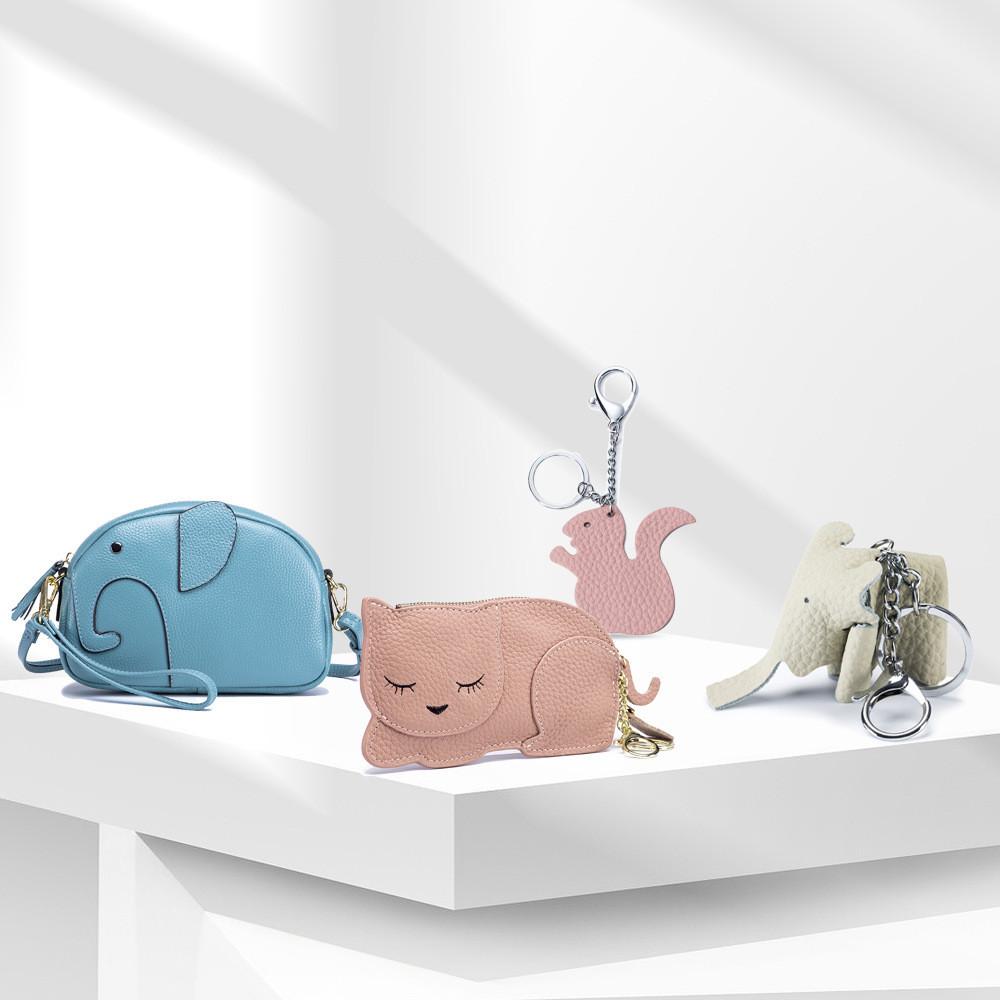 Recalling childhood, the genuine leather animal combination accompanies you to relive the old coin purse+bag pendant+key