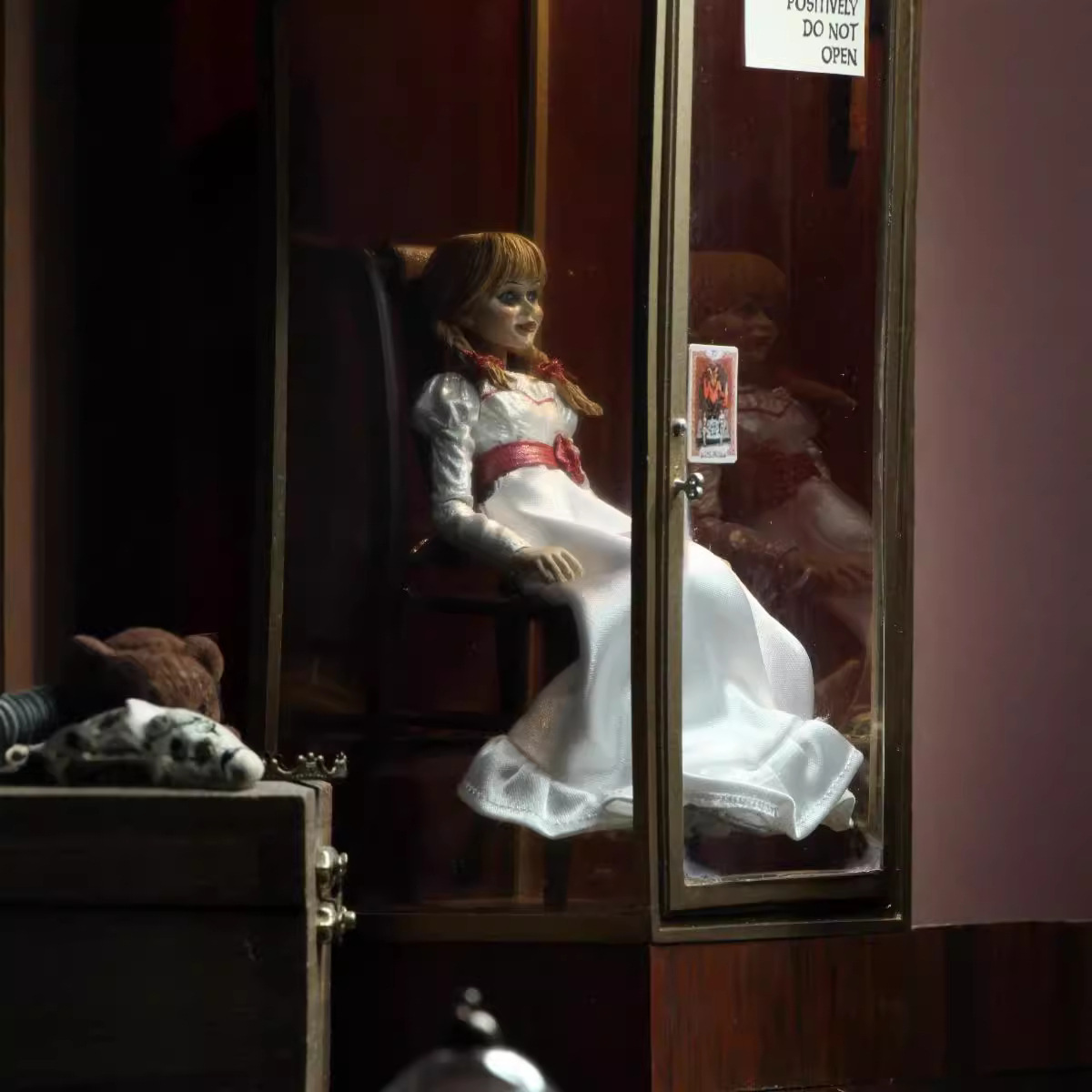 Annabelle Doll from The Conjuring Collectible Creepy Horror Movie Memorabilia Anak Patung Annabelle Dari The Conjuring Figura Koleksi Berhantu Hiasan Menyeramkan Untuk Pencinta Filem Seram
