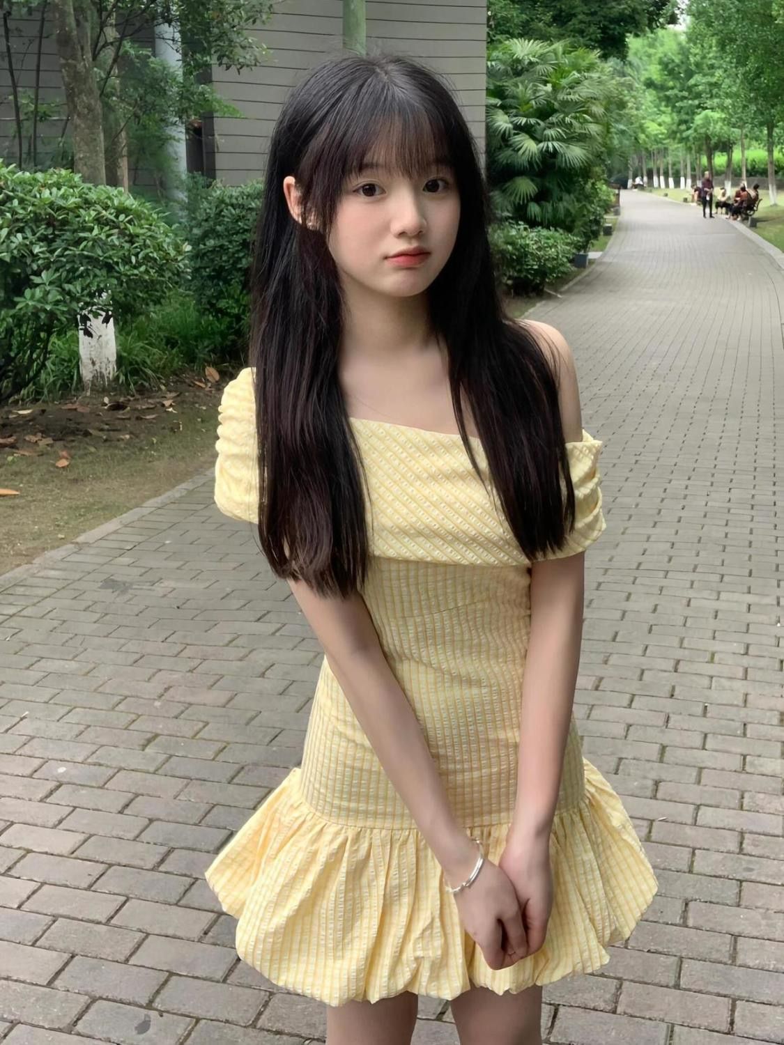 Women's Summer Yellow Plaid Asymmetrical Shoulder Dress: Korean Pure Desire Edgy Style, Ruched Tulip Hem, Slim-fit Elastic Waist Mini Dress Pakaian Wanita Musim Panas Kuning Kotak-Tidak Seimbang Bahu: Gaya Edgy Keinginan Murni Korea, Ruched Hem Tulip,