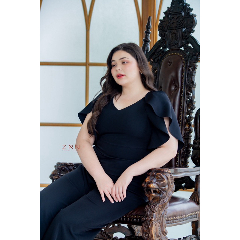 Barbara js Long-Legged Jumpsuit With Ruffled Sleeves There Is A Bag. No Target Back Zipper Not Smock Beautiful Luxurious And Expensive-Looking.