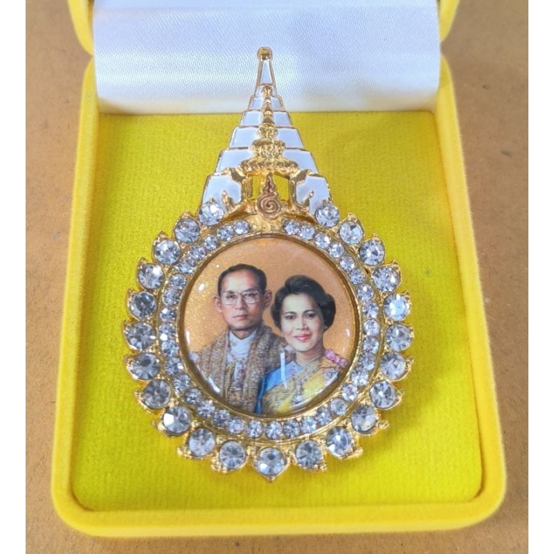Diamond-Encrusted Brooch Royal Thai Navy9 And The Thousand-Year-Old Buddha With Box