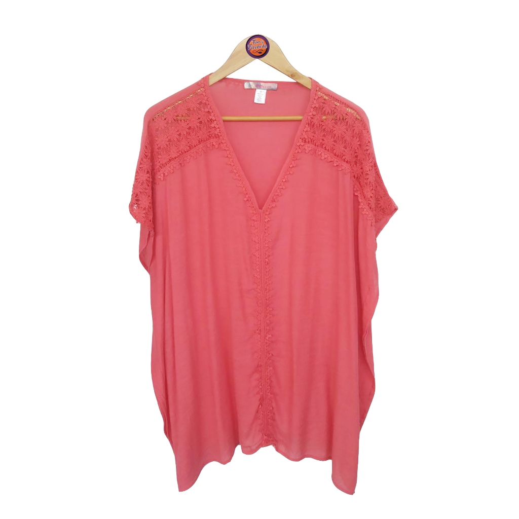 pa552 Second-Hand Shirt Chest Size 54-56 Inches Deep V-Neck Red Rayon Blend Poly Fabric Sleeveless With Lace Shoulder Decoration There Is Lint.