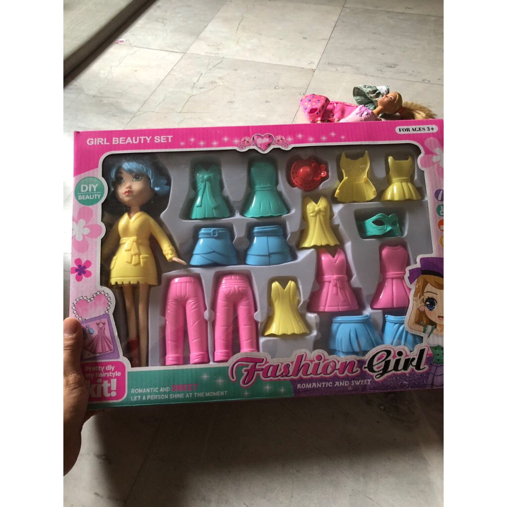 Forwarding Fashion Dolls Dress Up