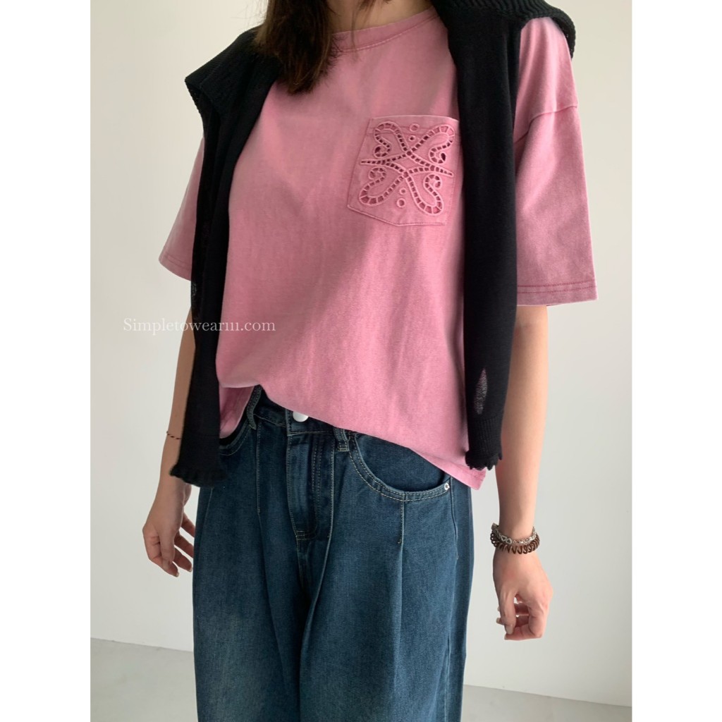 Sand Wash Pocket Embroidered Short TEE (Dark Gray/Pink) 2632501300