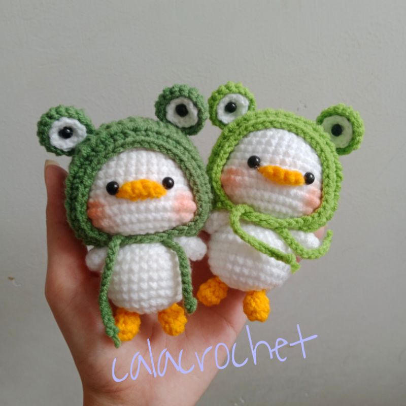 Handmade duckling wearing frog hat keychain made of wool, knitted, hand-woven, makes a lovely decorative gift (READ NOTES IN PICTURE 2 CAREFULLY)