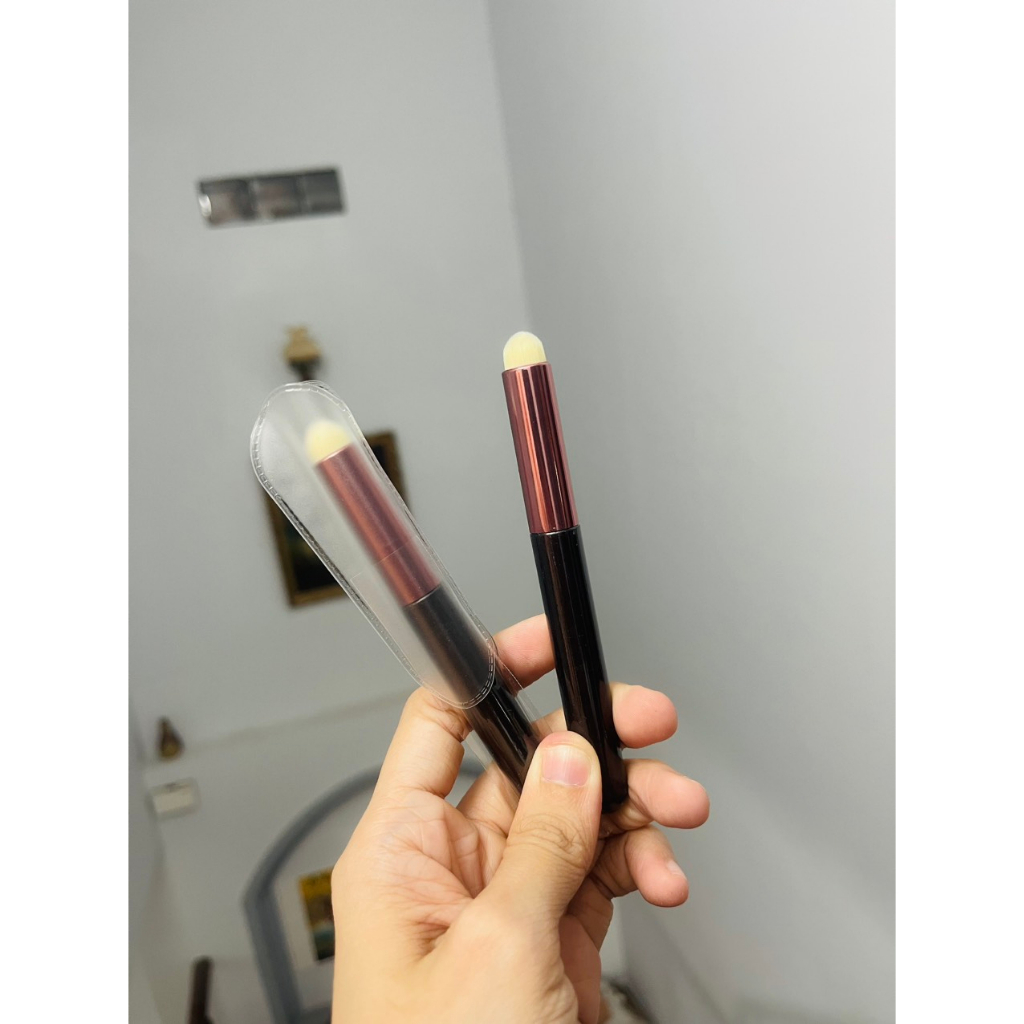 Circular Brush To Create Cult Ombre Filter Lips