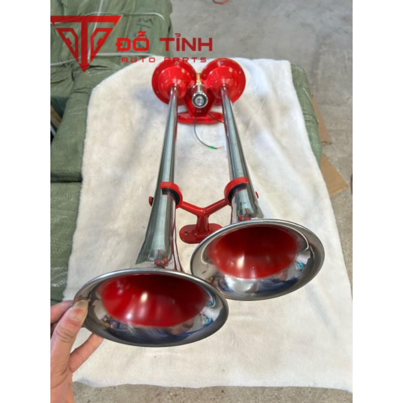 Thai air horn with 2 red speakers. The truck air horn sounds great horn kereta horn lori 24v