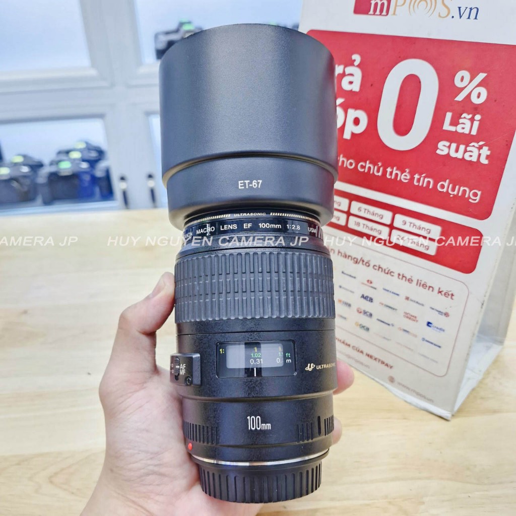 Canon 100 f2.8 USM MACRO 99% lens is VERY BEAUTIFUL. specializes in portraits and close-up macros with very high definition.