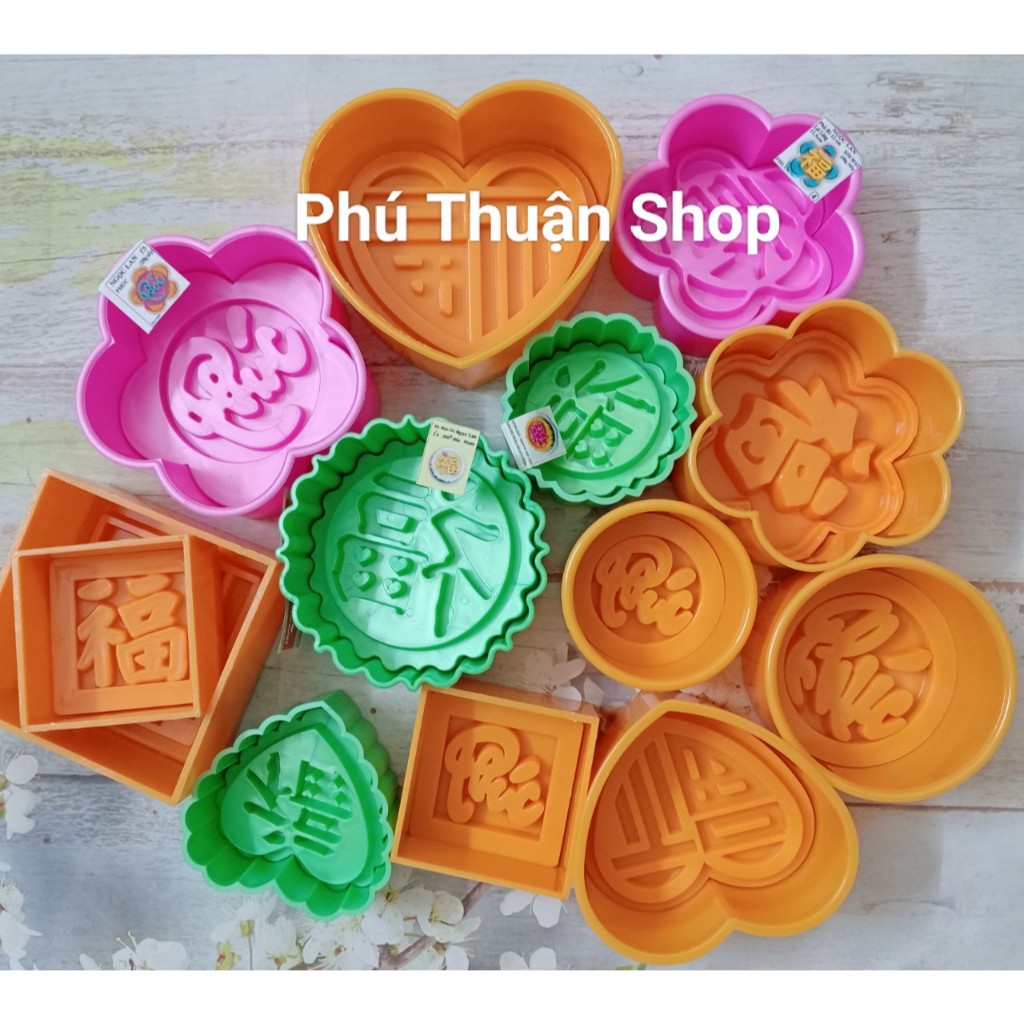 Collection of many sizes and many designs of sticky rice molds shaped like blessings/blessed letters