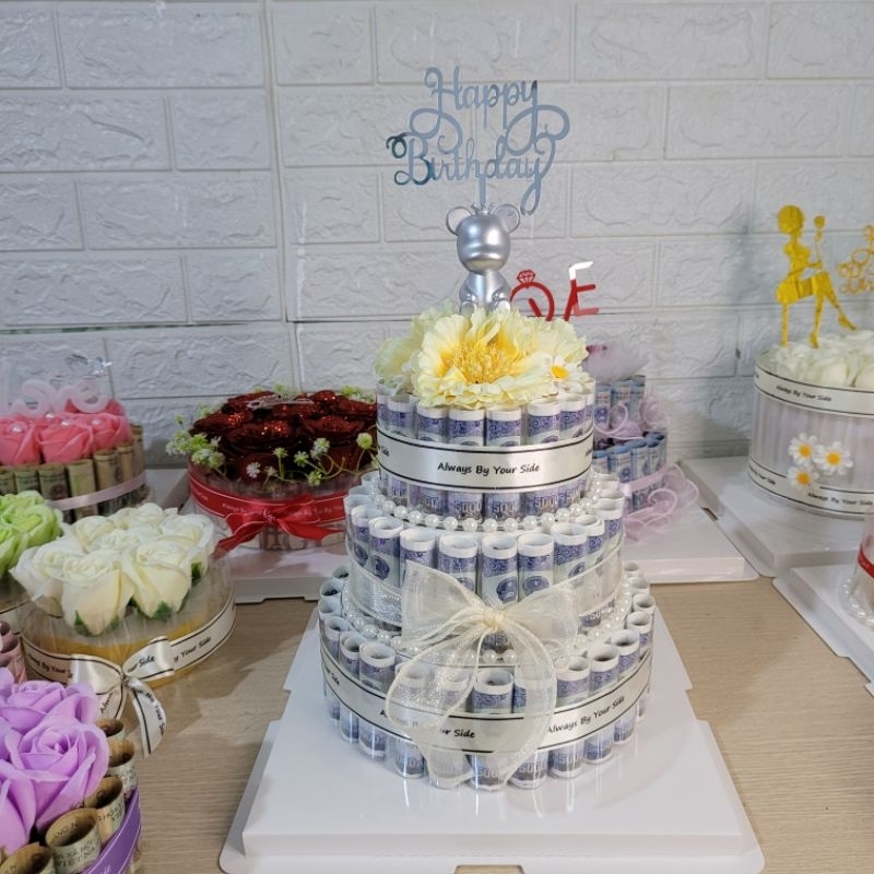 Bearbrick 3-layer money cake (55-60 bills) comes with clear mica box + flashing light, unique, luxurious, attractive gift