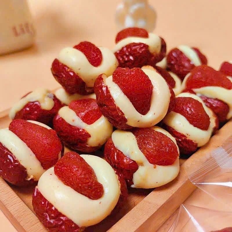 300gr/box-healthy snack-Apple sandwiched with camel milk wrapped in strawberries, super delicious, Hot and new.
