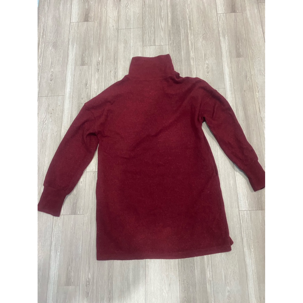 [ Photo taken by the owner on the floor ] Pass the red turtleneck thermal shirt