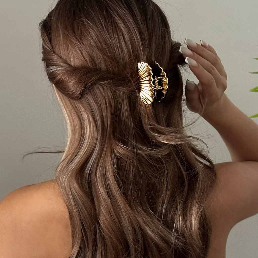 VINTAGE DECORATIVE GOLD SCALE SHELL HAIR CLIP