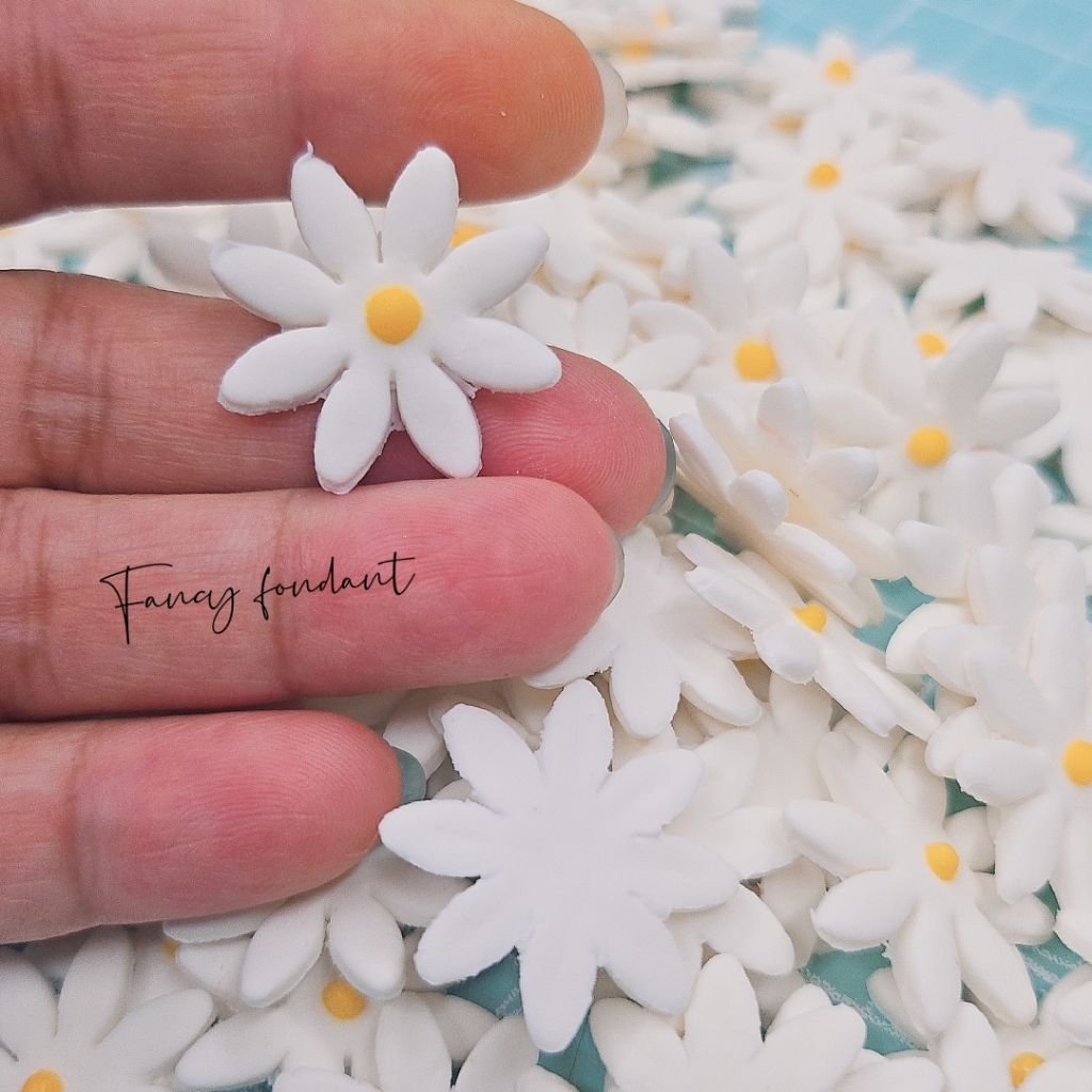 Sugar candy set of 50 daisies, size 2.5cm, edible, less sweet to decorate cakes, sticky…