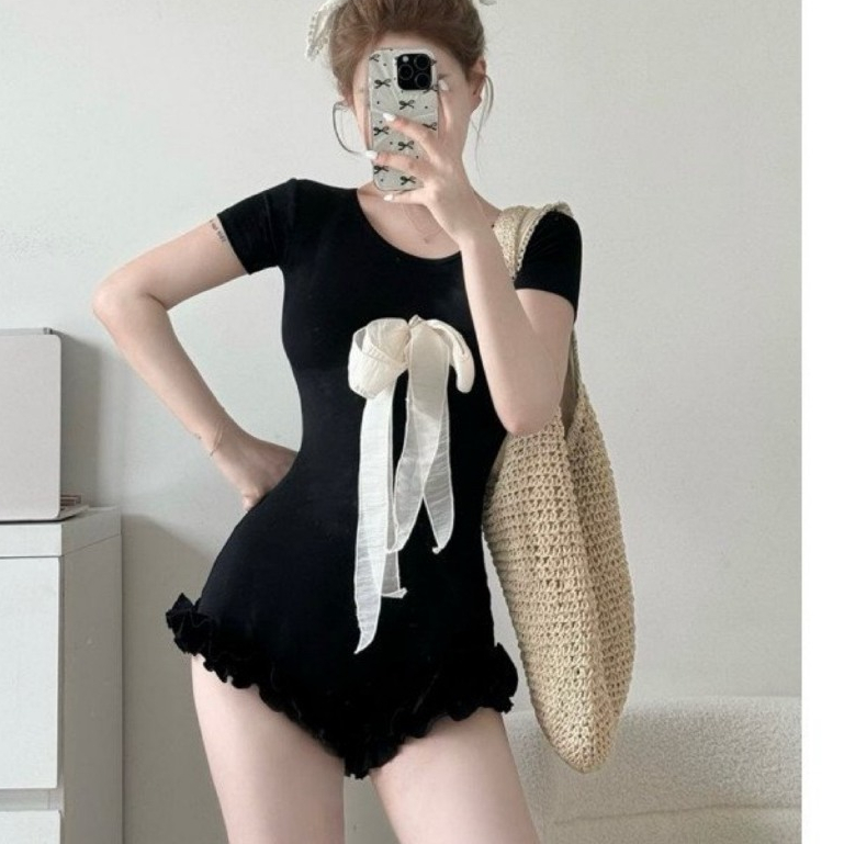 Jump with bow tie, short sleeves, zipper at the back, hugs the body, extremely hot for the beach and travel season